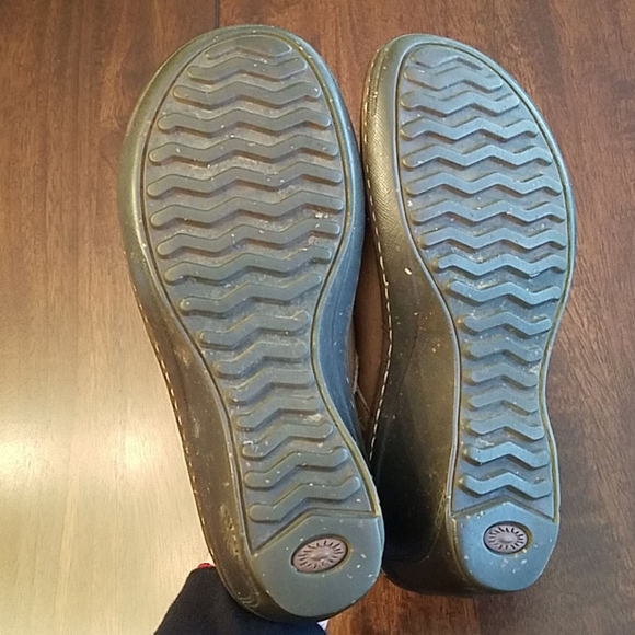 UGG Clogs - Picture 5 of 5